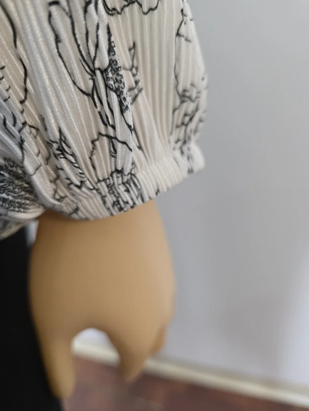 Astr White Floral Surplice Blouse Size US/M